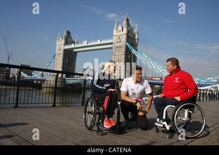 Venerdì 20 Aprile 2012, Londra UK. British campione di canottaggio e doppio campione olimpionico James cracknell e GB carrozzella Paralympians Shelly boschi(L) e David Weir (R)nella parte anteriore del Tower Bridge al photocall per guide di celebrità al 2012 VIRGIN LONDON MARATHON Foto Stock