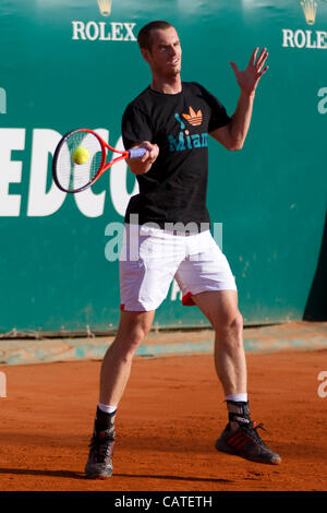 20/04/2012 Monte Carlo, Monaco. Andy Murray (GBR) gioca un colpo durante una calda sessione prima dei quarti di finale di singles match tra Andy Murray (GBR) e Tomas BERDYCH (CZE) presso l'ATP Monte Carlo Masters di tennis torneo tenutasi nel Monte Carlo Country Club di Monaco. Credito: Mitchell G Foto Stock