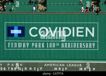 Boston, Massachusetts, USA. Aprile 19, 2012. Decine di Red Sox fans sedersi al mostro verde posti al Fenway Park il suo centesimo anniversario Open House Foto Stock