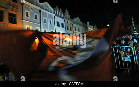 Giocatori di hockey su ghiaccio di Pardubice celebrato con ventole sul luogo Perstynske, centro città dopo il loro arrivo da Brno nel finale della Repubblica ceca hockey su ghiaccio Extraliga dove sono diventati Campioni del 24 aprile 2012, Pardubice, Repubblica Ceca. (CTK foto/Alexa Foto Stock