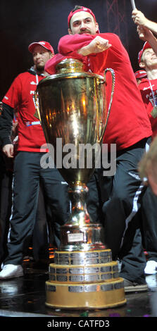 Giocatori di hockey su ghiaccio (Martin Ruzicka con il trofeo) di Pardubice celebrato con ventole sul luogo Perstynske, centro città dopo il loro arrivo da Brno nel finale della Repubblica ceca hockey su ghiaccio Extraliga dove sono diventati campioni in aprile 20, 2012, Pardubice, C Foto Stock