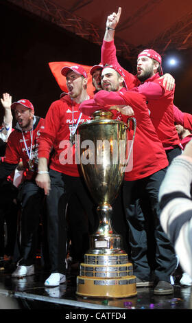 Giocatori di hockey su ghiaccio (Jan Kolar con il trofeo) di Pardubice celebrato con ventole sul luogo Perstynske, centro città dopo il loro arrivo da Brno nel finale della Repubblica ceca hockey su ghiaccio Extraliga dove sono diventati campioni in aprile 20, 2012, Pardubice, Repubblica Ceca Foto Stock