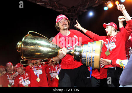 Giocatori di hockey su ghiaccio (Jan Kolar con il trofeo) di Pardubice celebrato con ventole sul luogo Perstynske, centro città dopo il loro arrivo da Brno nel finale della Repubblica ceca hockey su ghiaccio Extraliga dove sono diventati campioni in aprile 20, 2012, Pardubice, Repubblica Ceca Foto Stock