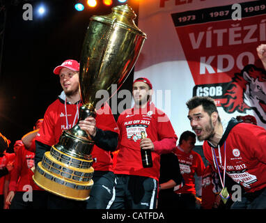 Giocatori di hockey su ghiaccio (Daniel Rakoc, Robert Kousal, Jan Kolar II, con il trofeo) di Pardubice celebrato con ventole sul luogo Perstynske, centro città dopo il loro arrivo da Brno nel finale della Repubblica ceca hockey su ghiaccio Extraliga dove sono diventati campioni in Foto Stock