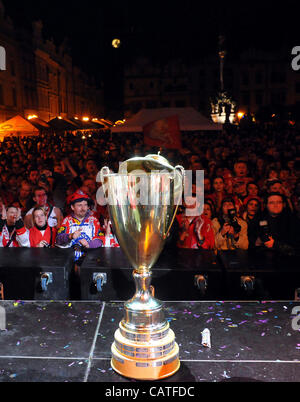 Giocatori di hockey su ghiaccio di Pardubice celebrato con ventole sul luogo Perstynske, centro città dopo il loro arrivo da Brno nel finale della Repubblica ceca hockey su ghiaccio Extraliga dove sono diventati campioni in aprile 20, 2012, Pardubice, Repubblica Ceca. (CTK foto/Alexand Foto Stock