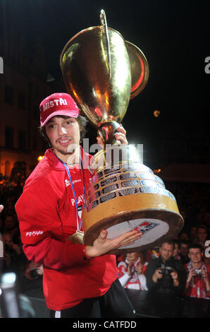 Giocatori di hockey su ghiaccio (Lukas Nahodil con il trofeo) di Pardubice celebrato con ventole sul luogo Perstynske, centro città dopo il loro arrivo da Brno nel finale della Repubblica ceca hockey su ghiaccio Extraliga dove sono diventati campioni in aprile 20, 2012, Pardubice, Cz Foto Stock