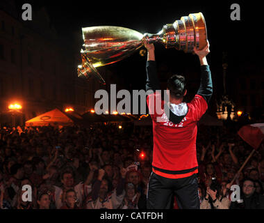 Giocatori di hockey su ghiaccio di Pardubice celebrato con ventole sul luogo Perstynske, centro città dopo il loro arrivo da Brno nel finale della Repubblica ceca hockey su ghiaccio Extraliga dove sono diventati campioni in aprile 20, 2012, Pardubice, Repubblica Ceca. (CTK foto/Alexand Foto Stock