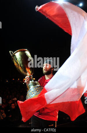 Giocatori di hockey su ghiaccio di Pardubice (Casey Borer con il trofeo) celebrato con ventole sul luogo Perstynske, centro città dopo il loro arrivo da Brno nel finale della Repubblica ceca hockey su ghiaccio Extraliga dove sono diventati campioni in aprile 20, 2012, Pardubice, Czec Foto Stock