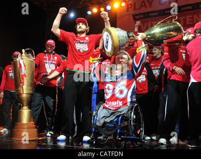 Giocatori di hockey su ghiaccio di Pardubice celebrato con ventole sul luogo Perstynske, centro città dopo il loro arrivo da Brno nel finale della Repubblica ceca hockey su ghiaccio Extraliga dove sono diventati campioni in aprile 20, 2012, Pardubice, Repubblica Ceca. (CTK foto/Alexand Foto Stock