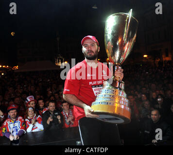 Giocatori di hockey su ghiaccio di Pardubice (Vladimír Sicak con il trofeo) celebrato con ventole sul luogo Perstynske, centro città dopo il loro arrivo da Brno nel finale della Repubblica ceca hockey su ghiaccio Extraliga dove sono diventati campioni in aprile 20, 2012, Pardubice, C Foto Stock