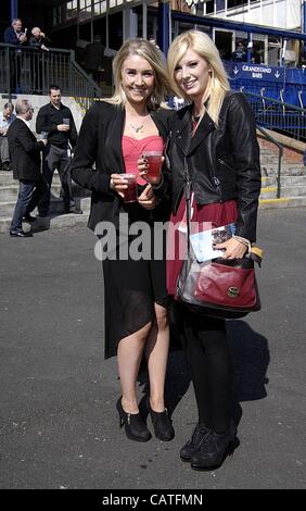 Ayr, Regno Unito. Il 20 aprile, 2012. Scottish Grand National Week-end (giorno 1). Due lady racegoers gustando un drink tra le razze a Ayr Racecourse. Foto Stock