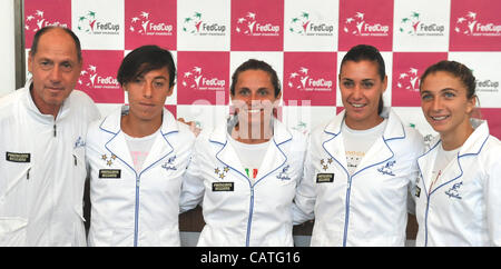 Da sinistra a destra Corrado Barazzutti, Francesca Schiavone, Roberta Vinci, Flavia PENNETTA e Sara ERRANI pongono dopo la cerimonia draw prima della Fed Cup match tra Repubblica Ceca e Italia a Praga, 20 aprile 2012. (CTK foto/Jaroslav Ozana) Foto Stock