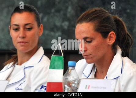 Flavia PENNETTA, sinistra e Roberta Vinci nella foto dopo la cerimonia draw prima della Fed Cup match tra Repubblica Ceca e Italia a Praga, 20 aprile 2012. (CTK foto/Jaroslav Ozana) Foto Stock