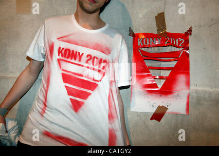 Kony 2012 coprire la campagna di notte, Trafalgar Square, Londra, Regno Unito. Foto Stock