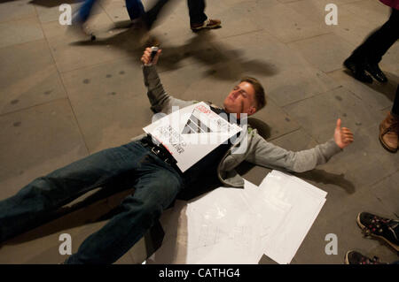 Londra, Regno Unito. 20/04/12. Kony 2012 protester sul terreno in Trafalgar Square in posa per i fotografi durante il coperchio la campagna di notte. Una trentina di manifestanti hanno partecipato all'evento piuttosto che il 1000 previsto. Foto Stock