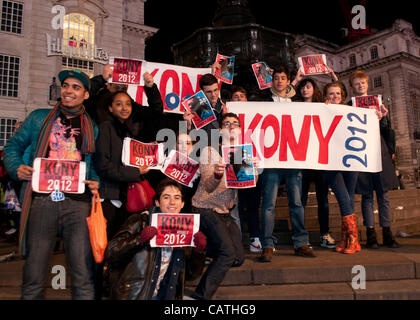 Londra, Regno Unito. 20/04/12. Kony 2012 manifestanti sui gradini della statua di Eros a Piccadilly Circus durante la loro copertura la campagna di notte. Una trentina di manifestanti hanno partecipato all'evento piuttosto che il 1000 previsto. Foto Stock