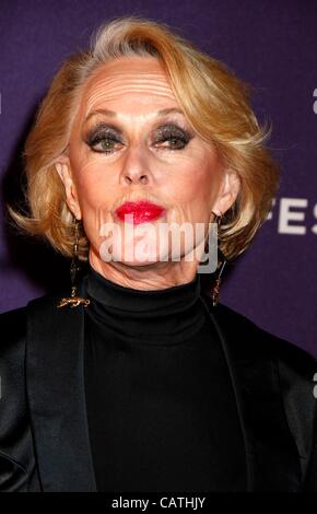 Tippi Hedren presso gli arrivi dei campioni gratuiti Premiere al Tribeca Film Festival 2012, Chelsea Clearview Cinema, New York, NY Aprile 20, 2012. Foto: F. Burton Patrick/Everett Collection Foto Stock