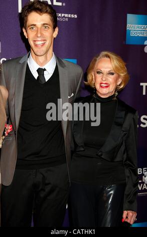 Jay Gammill, Tippi Hedren presso gli arrivi dei campioni gratuiti Premiere al Tribeca Film Festival 2012, Chelsea Clearview Cinema, New York, NY Aprile 20, 2012. Foto: F. Burton Patrick/Everett Collection Foto Stock