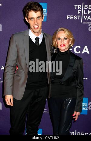 Jay Gammill, Tippi Hedren presso gli arrivi dei campioni gratuiti Premiere al Tribeca Film Festival 2012, Chelsea Clearview Cinema, New York, NY Aprile 20, 2012. Foto: F. Burton Patrick/Everett Collection Foto Stock