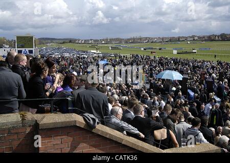 Ayr, Regno Unito 21/4/12 Scottish Grand National fine settimana (giorno 2) folla scena da Ayr Racecourse prima racing inizia il secondo giorno della Scottish Grnad Weekend nazionale. Foto Stock