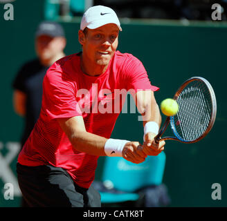 21.04.2012 Monte Carlo, Monaco. Tomas BERDYCH (CZE) in azione contro Novak Djokovic (SRB) durante la S-Finall del 2012 Montecarlo Rolex Masters ha suonato presso il Monte Carlo Country Club di Monaco. Foto Stock