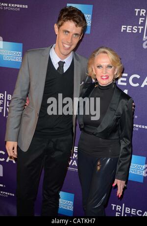 Jay Gammill, Tippi Hedren presso gli arrivi dei campioni gratuiti Premiere al Tribeca Film Festival 2012, Chelsea Clearview Cinema, New York, NY Aprile 20, 2012. Foto di: Derek Storm/Everett Collection Foto Stock