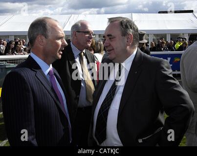 Ayr, Regno Unito 21/4/12 Scottish Grand National Week-end (giorno 2) Scottish Primo Ministro in conersation con un funzionario a Ayr Racecourse alla fine della Scottish Grand National race. Foto Stock