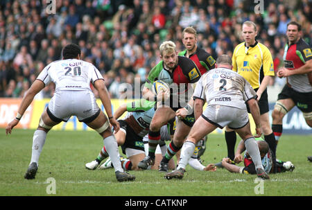 21.04.2012 Londra, Inghilterra. Rugby Union. Arlecchini v Leicester Tigers. Joe Marler in azione durante la Aviva Premiership gioco giocato a chinarsi. Foto Stock