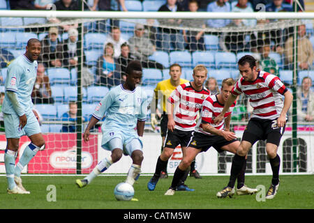 21.04.2012 Coventry, Inghilterra. Coventry City v Doncaster Rovers. Gael Bigirimana (Coventry City) in azione durante il campionato NPower gioco giocato al Ricoh Arena. Foto Stock