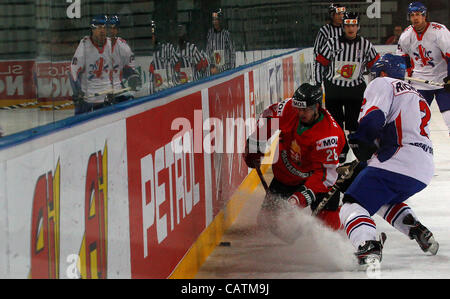 21.04.2012. Lubiana, Slovenia. Istvan Bartalis (no.28) di Ungheria (L) e Mark Richardson (n2) della Gran Bretagna (R) accanto alla parete combattimenti per puck durante il match di IIHF Hockey su ghiaccio nel campionato del mondo di divisione 1 di un gruppo tra Gran Bretagna e Ungheria. Tenuto in Arena Stozice di Lubiana, sloveni Foto Stock