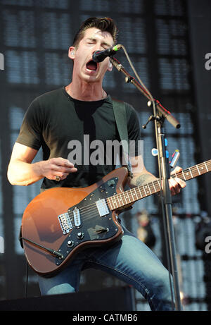 Apr 20, 2012 - Indio, California, Stati Uniti d'America - cantante / chitarrista ALEX TURNER della banda L'Arctic Monkeys suona dal vivo come parte del 2012 Coachella Music & Arts Festival che si svolge all'Impero Polo campo. I tre giorni del festival si richiamano migliaia di appassionati di vedere una varietà di artista sul Foto Stock