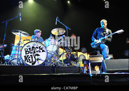 Apr 20, 2012 - Indio, California, Stati Uniti d'America - il batterista PATRICK CARNEY e cantante / chitarrista DAN AUERBACH della banda i tasti neri come parte del 2012 Coachella Music & Arts Festival che si svolge all'Impero Polo campo. I tre giorni del festival si richiamano migliaia di appassionati di vedere una varietà di Foto Stock