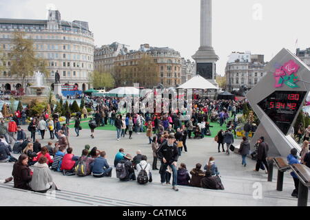 Blumi, arbusti e astroturf in Trafalgar Square per St George's Day Foto Stock