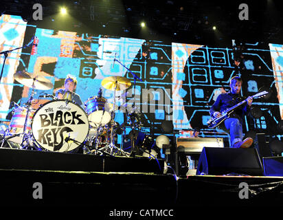 Apr 20, 2012 - Indio, California, Stati Uniti d'America - il batterista PATRICK CARNEY e cantante / chitarrista DAN AUERBACH della banda i tasti neri come parte del 2012 Coachella Music & Arts Festival che si svolge all'Impero Polo campo. I tre giorni del festival si richiamano migliaia di appassionati di vedere una varietà di Foto Stock