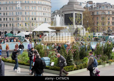 Blumi, arbusti e astroturf in Trafalgar Square per St George's Day Foto Stock