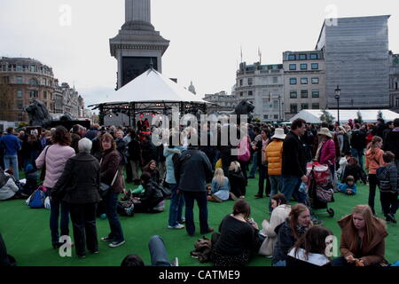 Blumi, arbusti e astroturf in Trafalgar Square per St George's Day Foto Stock