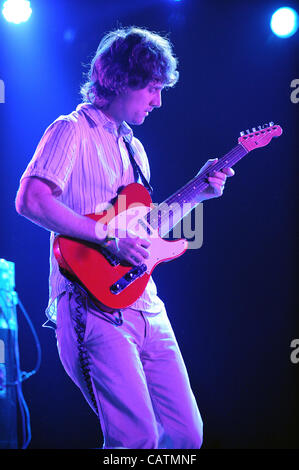 Apr 20, 2012 - Indio, California, Stati Uniti d'America - musicista LUCA JENNER della banda di Rapture esegue come parte del 2012 Coachella Music & Arts Festival che si svolge all'Impero Polo campo. I tre giorni del festival si richiamano migliaia di appassionati di vedere una varietà di artista in cinque diverse fasi. Foto Stock