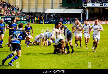 Xxi Aprile 2012. Bath Regno Unito. Vespe Billy Vunipola sgrava la sfera come egli è affrontato dalla vasca di Stuart Hooper durante il loro match di Premiership in un attaccante che si sposta da vespe durante la partita di oggi contro il bagno a Rec nella vasca da bagno. Foto: Richard Wayman/Alamy Foto Stock