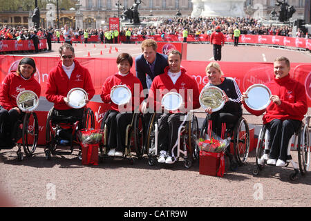 22.04.2012 Londra, Inghilterra. Il principe Harry pone con i vincitori del 2012 Virgin London Marathon in sedia a rotelle sul Mall, di fronte a Buckingham Palace. Linea di credito : credito: Azione Plus immagini di Sport / Alamy Live News. Foto Stock