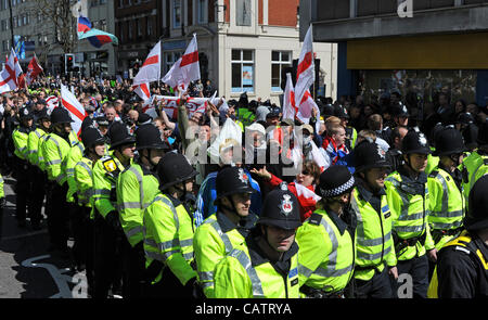 La polizia di mantenere i membri dell'EDL penned in durante il mese di marzo per Inghilterra rally nel centro città di Brighton oggi 22 aprile 2012 Foto Stock