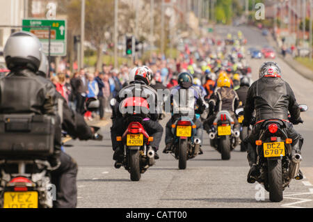 Centinaia di motociclisti in moto durante una corsa di beneficenza-out. Foto Stock