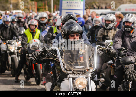 Un sacco di motociclisti in moto durante una corsa di beneficenza-out. Foto Stock