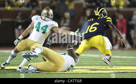 Sett. 10, 2011 - Ann Arbor, Michigan, Stati Uniti d'America - Michigan ghiottoni quarterback Denard Robinson (16). Il Notre Dame Fighting Irish perso per il Michigan ghiottoni nei minuti finali del gioco. Foto di Aaron Suozzi (credito Immagine: © Aaron Souzzi/ZUMAPRESS.com) Foto Stock