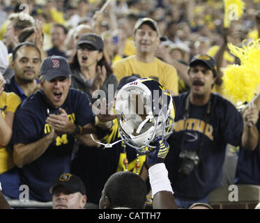 Sett. 10, 2011 - Ann Arbor, Michigan, Stati Uniti d'America - La Cattedrale di Notre Dame Fighting Irish perso per il Michigan ghiottoni nei minuti finali del gioco. Foto di Aaron Suozzi (credito Immagine: © Aaron Souzzi/ZUMAPRESS.com) Foto Stock