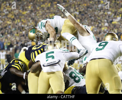 Sett. 10, 2011 - Ann Arbor, Michigan, Stati Uniti d'America - La Cattedrale di Notre Dame Fighting Irish perso per il Michigan ghiottoni nei minuti finali del gioco. Foto di Aaron Suozzi (credito Immagine: © Aaron Souzzi/ZUMAPRESS.com) Foto Stock