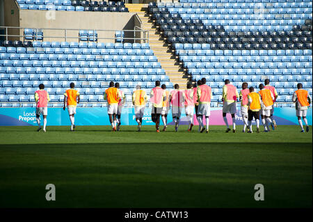 22.04.2012. Coventry, Inghilterra. Il Senegal squad sessione di formazione presso la Ricoh Arena Stadium, Coventry. Oman riprodurrà il Senegal in un Olympic 2012 qualificatore di calcio il 23 aprile. Foto Stock