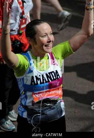 Londra, Regno Unito. 22/04/12. L'attrice Amanda Mealing oltre la linea del traguardo durante la maratona di Londra 2012. Foto Stock