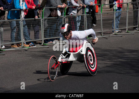 Londra, Regno Unito. 22 Aprile, 2012. Josh Cassidy (possibile) a 25 miglia (40km) il punto della Maratona di Londra 2012. Ha terminato al 9° posto in 01:33:54. Foto Stock