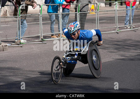 Londra, Regno Unito. 22 Aprile, 2012. Kota Hokinoue (JPN) a 25 miglia (40km) il punto della Maratona di Londra 2012. Ha concluso al decimo posto nel 01:36:00. Foto Stock