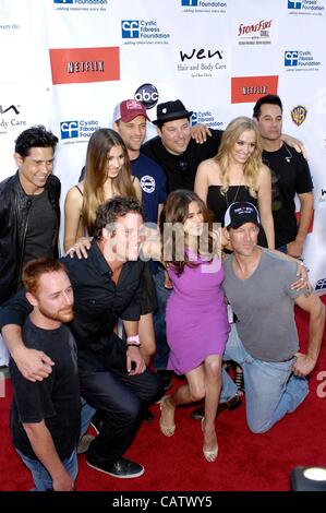 Scott Grimes, Anthony Ruivivar, Bob Guiney, Emerson Tenney, Jesse Spencer, Teri Hatcher, Greg Grunberg, James Denton, Andrea Bowen, Adrian Pasdar presso gli arrivi per la seconda edizione di Block Party sulla corsia di glicine beneficio per la Fondazione Fibrosi Cistica, Universal Studios Lot, Los Angeles, CA il 21 aprile 2012. Pho Foto Stock